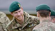 Prinz Harry besucht britische Milit&auml;reinheit