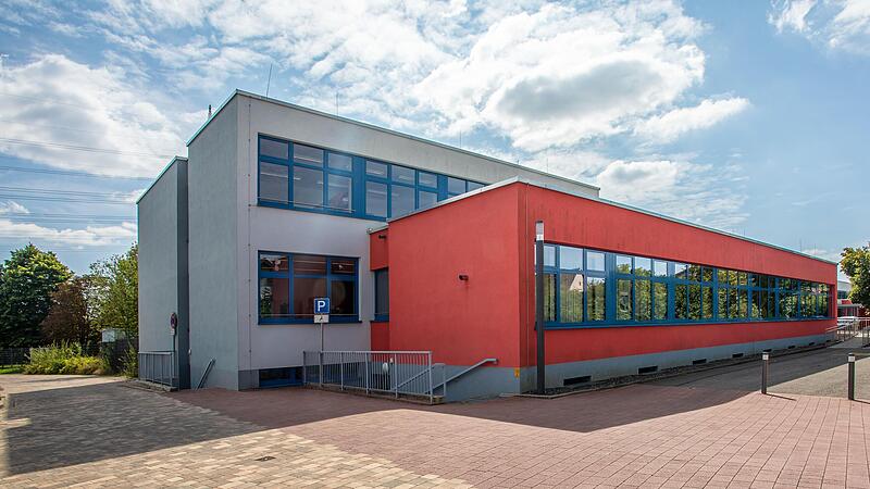 An dieser Schule wurden Lehrer mit Plakaten bedroht. Nun wurde ein Verdächtiger festgenommen. An dieser Schule wurden Lehrer mit Plakaten bedroht. Nun wurde ein Verdächtiger festgenommen.