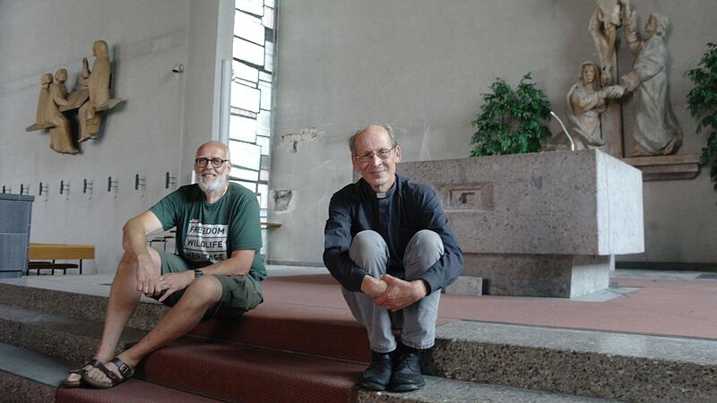 Pfarrer Hans Thurn (rechts) und Kirchenpfleger Michael Mahr begleiten nach Jahren der Bürokratie und Diskussionen um den Rückbau der Mottener Kirche nun die Ausräumarbeiten im ehemaligen Gotteshaus. Pfarrer Hans Thurn (rechts) und Kirchenpfleger Michael Mahr begleiten nach Jahren der Bürokratie und Diskussionen um den Rückbau der Mottener Kirche nun die Ausräumarbeiten im ehemaligen Gotteshaus.