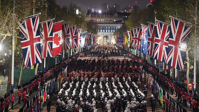 Angehörige des Militärs nahmen in der Nähe des Buckingham Palace an einer nächtlichen Probe für die Krönung von König Charles III. teil. Die Krönungszeremonie wird am 6. Mai stattfinden.