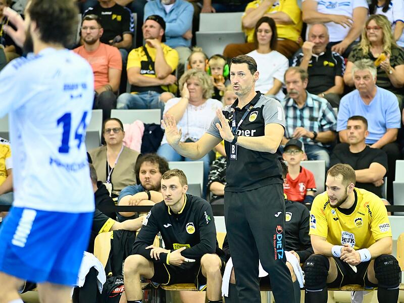 Anel Mahmutefendic gibt Anweisungen an seine Schützlinge vom HSC Coburg. Anel Mahmutefendic gibt Anweisungen an seine Schützlinge vom HSC Coburg.