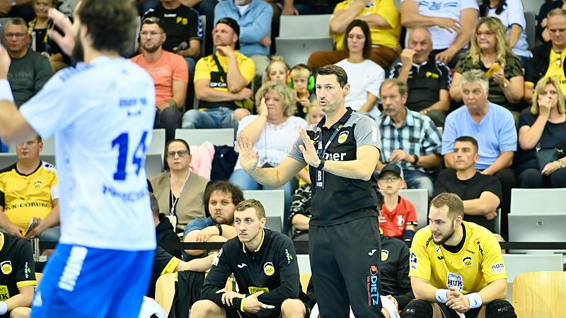 Anel Mahmutefendic gibt Anweisungen an seine Sch&uuml;tzlinge vom HSC Coburg.