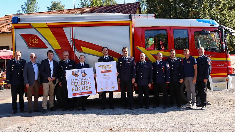 Ehrengäste freuen sich über die Gründung der Ramsthaler Feuerfüchse