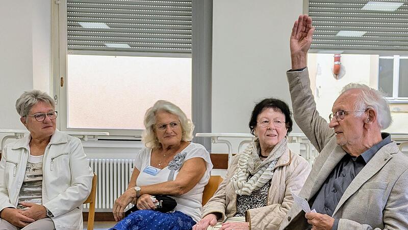 Zeitzeuge Bodo Sengstock (von rechts) mit Ehefrau und zwei Zuhörerinnen beim offenen Gesprächskreis des Seniorenbeirats