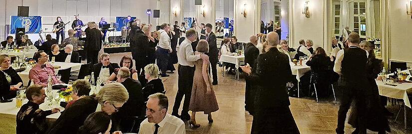 Bis weit nach Mitternacht haben die rund 100 G&auml;ste das Tanzbein geschwungen.