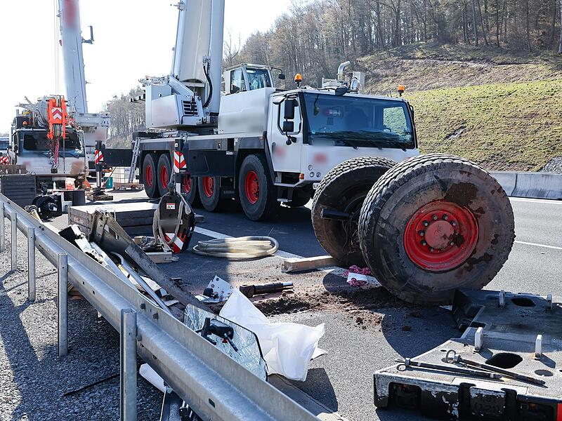 Autokran umgekippt - Autobahnspur gesperrt