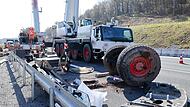 Autokran umgekippt - Autobahnspur gesperrt