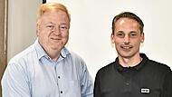 Der neue B&uuml;rgermeister von K&ouml;nigsberg Johannes Burkard (links) gratuliert seinem Nachfolger im Amt des TV-Vorsitzenden, Joachim Volk.