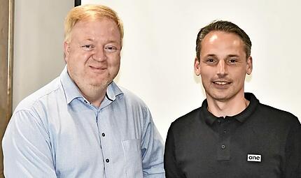 Der neue Bürgermeister von Königsberg Johannes Burkard (links) gratuliert seinem Nachfolger im Amt des TV-Vorsitzenden, Joachim Volk. Der neue Bürgermeister von Königsberg Johannes Burkard (links) gratuliert seinem Nachfolger im Amt des TV-Vorsitzenden, Joachim Volk.