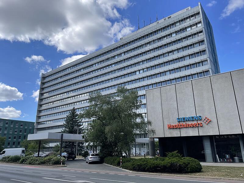 Die ehemalige Unternehmenszentrale von Siemens Healthineers in der Henkestra&szlig;e 127 in Erlangen soll 2027 abgerissen werden,