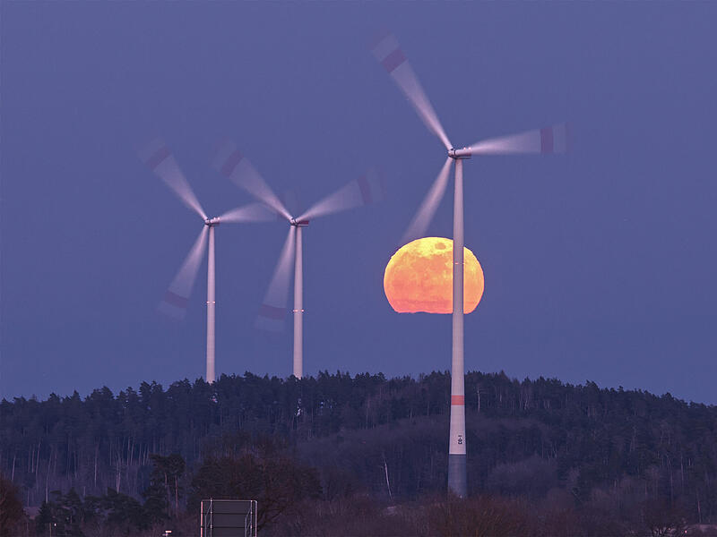 Am dritten M&auml;rz gegen 18.30 Uhr leuchtete der Mond &uuml;ber dem Kraiberg zwischen Zedersdorf und Mittelwasungen in orange.