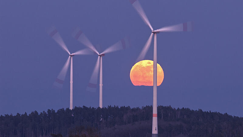 Vollmond am dritten März in Coburg: WurmmondCreapolis Makerspace Am dritten März gegen 18.30 Uhr leuchtete der Mond über dem Kraiberg zwischen Zedersdorf und Mittelwasungen in orange.