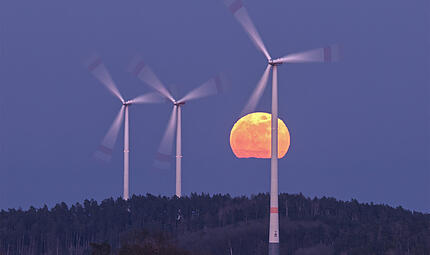 Am dritten M&auml;rz gegen 18.30 Uhr leuchtete der Mond &uuml;ber dem Kraiberg zwischen Zedersdorf und Mittelwasungen in orange.