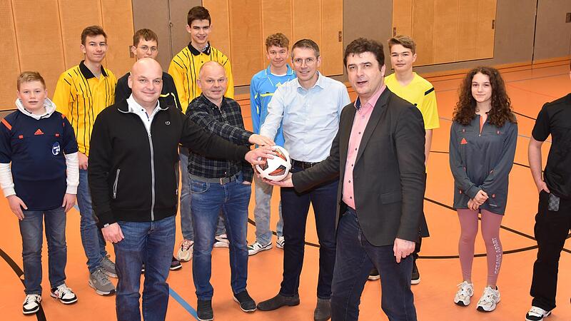 Unser Bild zeigt die Kooperationspartner mit (vorne, von links) Michael Kastl (1. B&uuml;rgermeister Stadt M&uuml;nnerstadt), G&uuml;nter Scheuring (Vorstand Sport TSV M&uuml;nnerstadt), J&uuml;rgen Pfau (Vize-Pr&auml;sident Bayerischer Fu&szlig;ball-Verband) und Peter Rottmann (Sch...