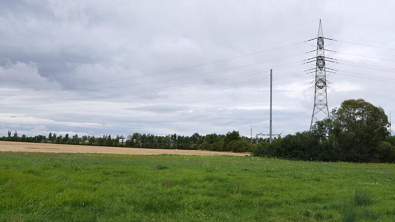 Hinter dieser Wiese, die nahe dem bestehenden Umspannwerk an der Autobahnausfahrt Knetzgau liegt, soll auf der Ackerfläche eine Energiespeicheranlage entstehen. Hinter dieser Wiese, die nahe dem bestehenden Umspannwerk an der Autobahnausfahrt Knetzgau liegt, soll auf der Ackerfläche eine Energiespeicheranlage entstehen.