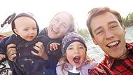 Wünschen sich für Familien mehr Flexibilität bei der Kinderbetreuung: Eike und Jonas Ochs mit ihren Kindern Clara und Elise