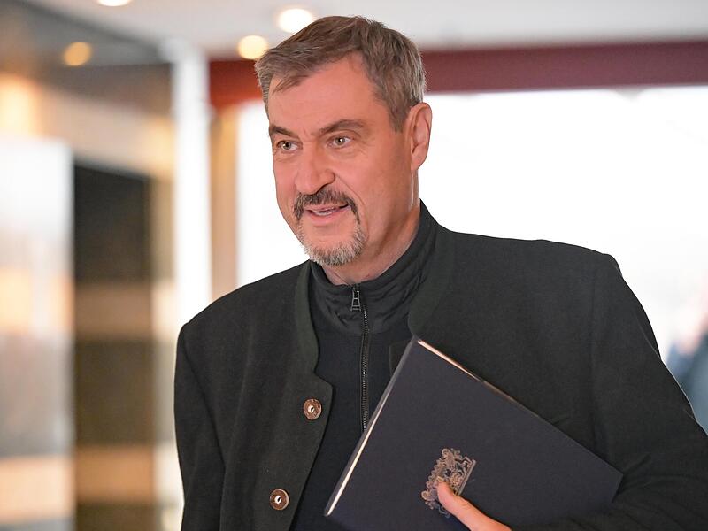 CSU-Chef Markus Söder kommt zu einer Klausurtagung des Kabinetts über den Flur der bayerischen Staatskanzlei. CSU-Chef Markus Söder kommt zu einer Klausurtagung des Kabinetts über den Flur der bayerischen Staatskanzlei.
