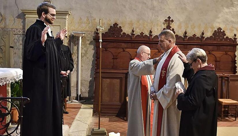Stellvertretender Dekan Jan Jungfiel erteilt Diakon Ulrich von Brockdorff zusammen mit Diakon Franz K. Sch&ouml;n und Birgit von Brockdorff den Segen.