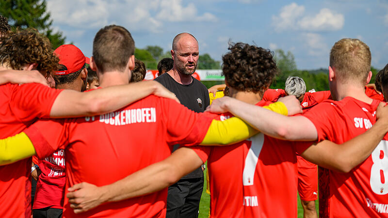 SV Buckenhofen: Trainer Markus Fischer erklärt Traumstart Erstaunlich gut meistert der SV Buckenhofen unter Markus Fischer (schwarzes Shirt) den personellen Umbruch.
