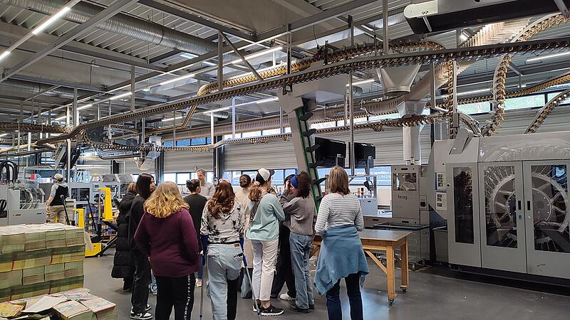 KLARTEXT!-Sch&uuml;lerinnen und -Sch&uuml;ler erhalten spannende Einblicke in die Druckerei und hinter die Kulissen der Redaktion.