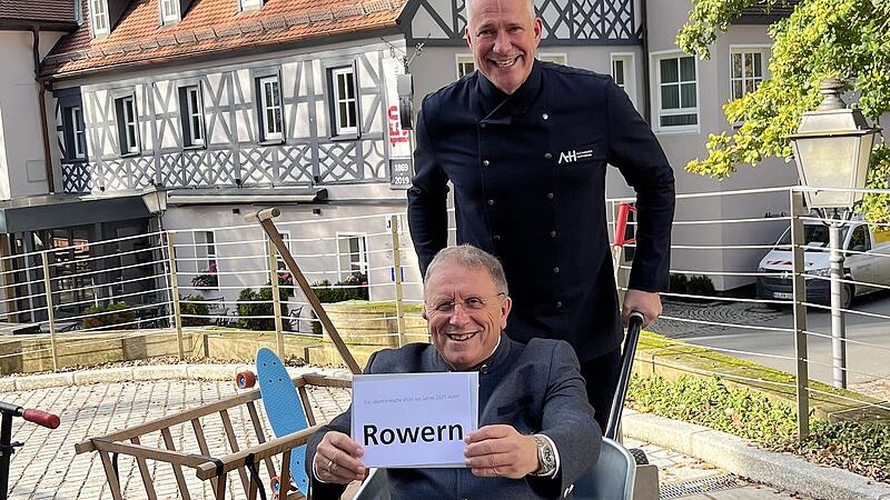 Gemeinsam mit Sternekoch Alexander Herrmann lüftete Bezirkstagspräsident Henry Schramm in Wirsberg das Geheimnis um das Oberfränkische Wort des Jahres „Rowern“