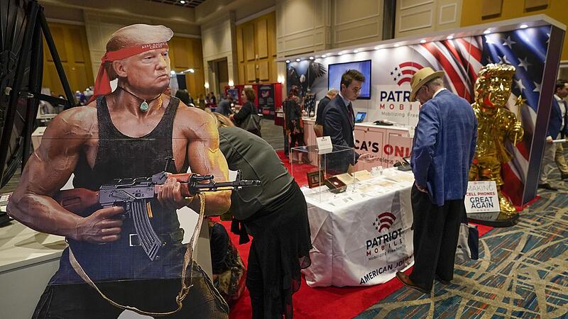 Eine Pappfigur, die Donald Trump als Filmfigut „Rambo“ zeigt, ist an einem Stand auf der Conservative Political Action Conference (CPAC) in Orlando zu sehen.