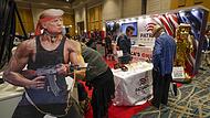 Eine Pappfigur, die Donald Trump als Filmfigut „Rambo“ zeigt, ist an einem Stand auf der Conservative Political Action Conference (CPAC) in Orlando zu sehen.
