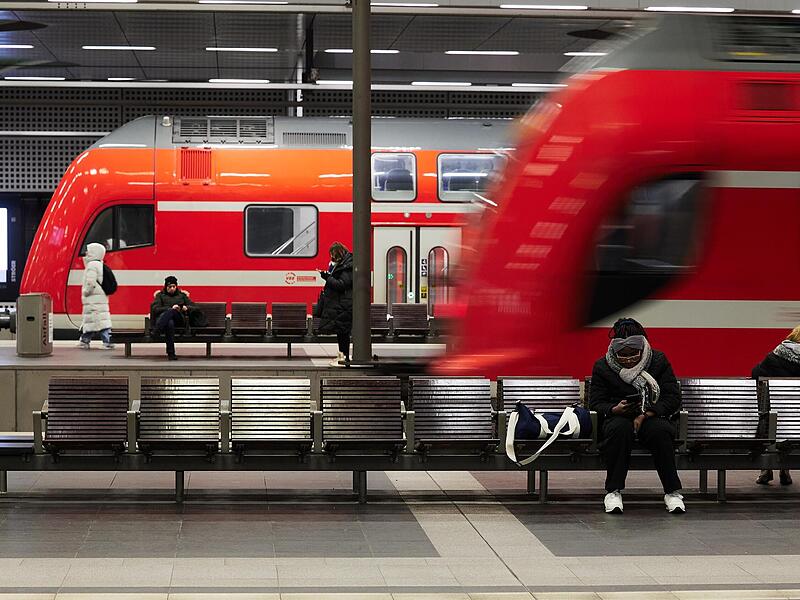 Um die &Uuml;berlastung des Netzes zu reduzieren, wird hinter den Kulissen diskutiert, Verbindungen in Bayerns Regionalverkehr zu streichen. Das Ziel: Es soll weniger Bahnfahrten geben, diese sollen aber verl&auml;sslicher werden.