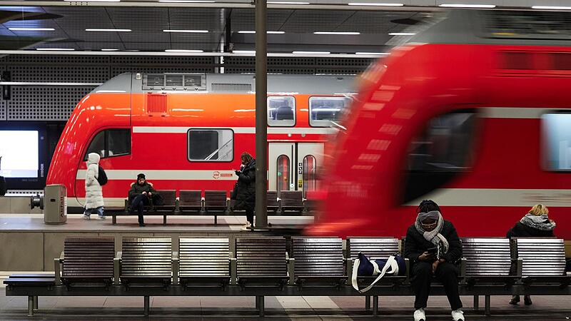 Um die &Uuml;berlastung des Netzes zu reduzieren, wird hinter den Kulissen diskutiert, Verbindungen in Bayerns Regionalverkehr zu streichen. Das Ziel: Es soll weniger Bahnfahrten geben, diese sollen aber verl&auml;sslicher werden.