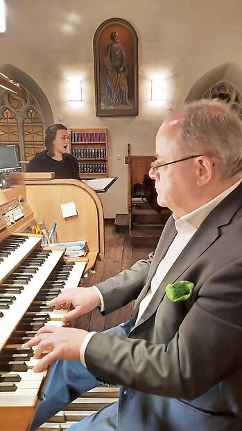 Marius Popp begleitete Kora Pavelic (im Hintergrund) an der Orgel.