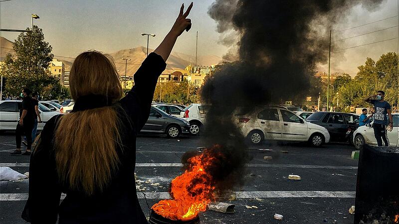 &nbsp;Victory-Zeichen während einer Demonstration: Seit die&nbsp; 22-jährige Mahsa Amini von der iranischen Sittenpolizei in der Hauptstadt Teheran festgenommen wurde und starb, gehen Frauen – und auch manche&nbsp; Männer&nbsp;– im Iran auf die Straße, teils ohne Kopftuch und unter Lebensgefahr.&nbsp;