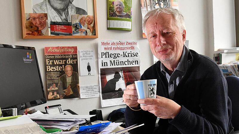 Claus Fussek, vor seinem Ruhestand in seinem B&uuml;ro mit einem Berg von Zuschriften.