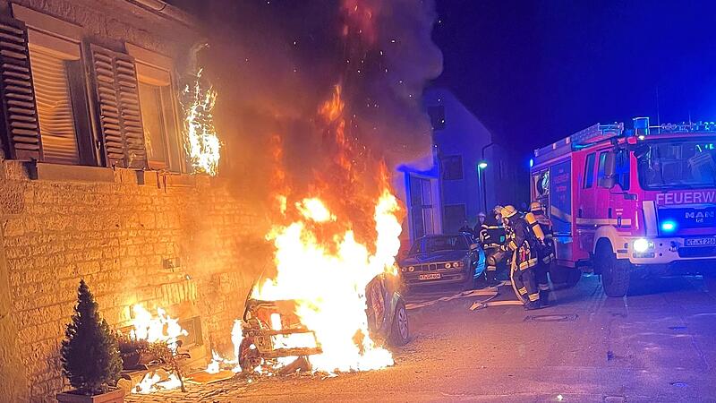 In der Nacht auf den 4. Februar 2022 stand das Auto von Bayernpartei-Stadtrat Uwe Hartmann in Flammen. In der Nacht auf den 4. Februar 2022 stand das Auto von Bayernpartei-Stadtrat Uwe Hartmann in Flammen.