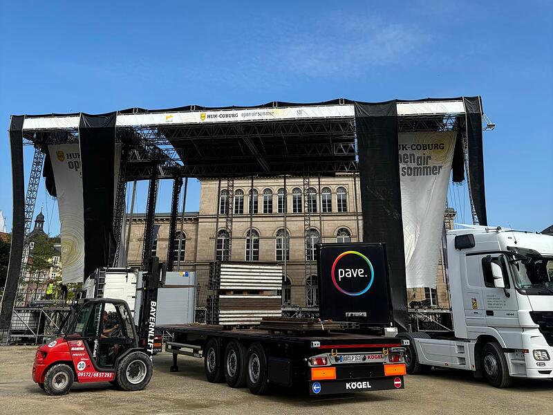 HUK-Coburg-Open-Air-Sommer 2024: Aufbau der B&uuml;hne auf dem Schlossplatz
