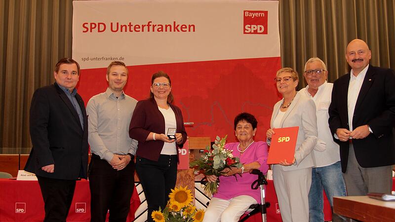 Die h&ouml;chste Auszeichnung der SPD, die &bdquo;Willy-Brandt-Medaille&ldquo;, erhielt Rosel Pflaum (sitzend); unser Bild zeigt die SPD-Frau aus Eltmann mit (von links) Ren&eacute; van Eckert, Roman Hermann, Johanna Bamberg-Reinwand, Sabine Dittmar, J&uuml;rgen Kolbert und B...