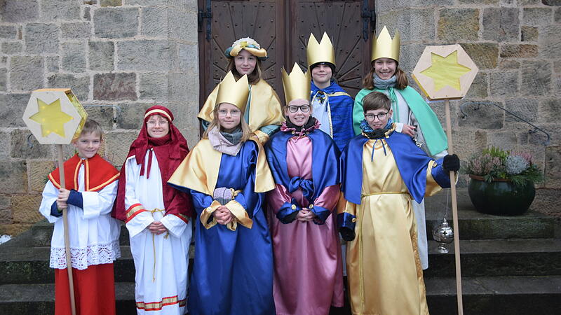 Nach einem Festgottesdienst mit Diakon Horst Conze machten sich acht Sternsinger in Modlos auf den Weg, um ihre die Weihnachtsgr&uuml;&szlig;e von T&uuml;r zu T&uuml;r zu bringen und Spenden f&uuml;r Projekte zur St&auml;rkung der Kinderrechte zu sammeln.