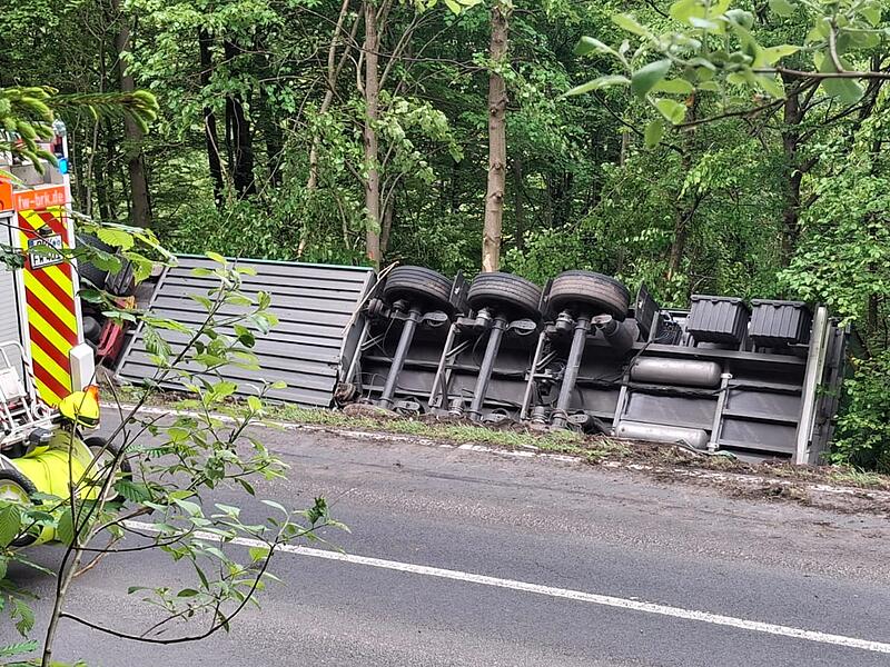 Ein Lastwagen ist zwischen bad Br&uuml;ckenau und Staatsbad eine B&ouml;schung heruntergefahren und umgekippt.