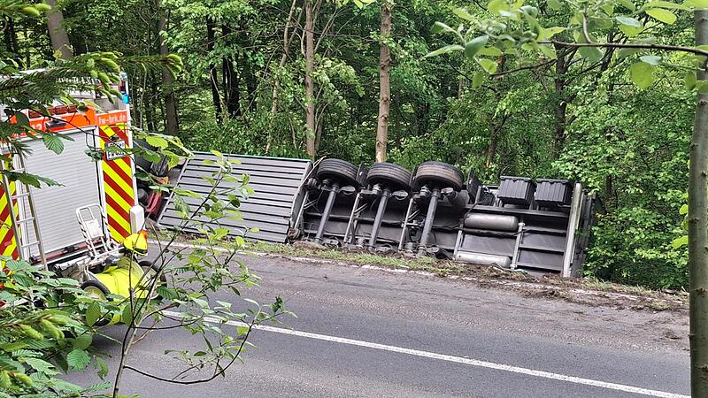 Ein Lastwagen ist zwischen bad Br&uuml;ckenau und Staatsbad eine B&ouml;schung heruntergefahren und umgekippt.