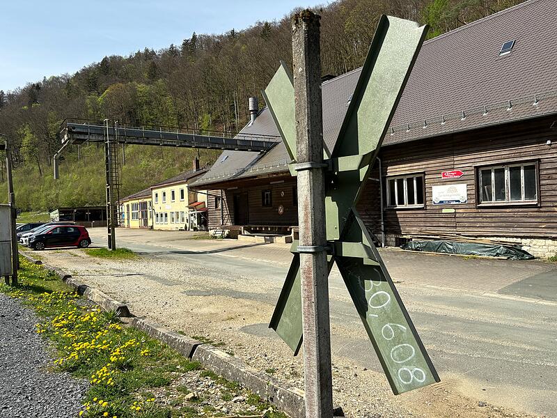 Der alte Bahnhof in Behringersm&uuml;hle verf&auml;llt langsam, aber stetig. Der Landkreis Forchheim arbeitet an einem Konzept, um den Ort wieder mit Leben zu f&uuml;llen.