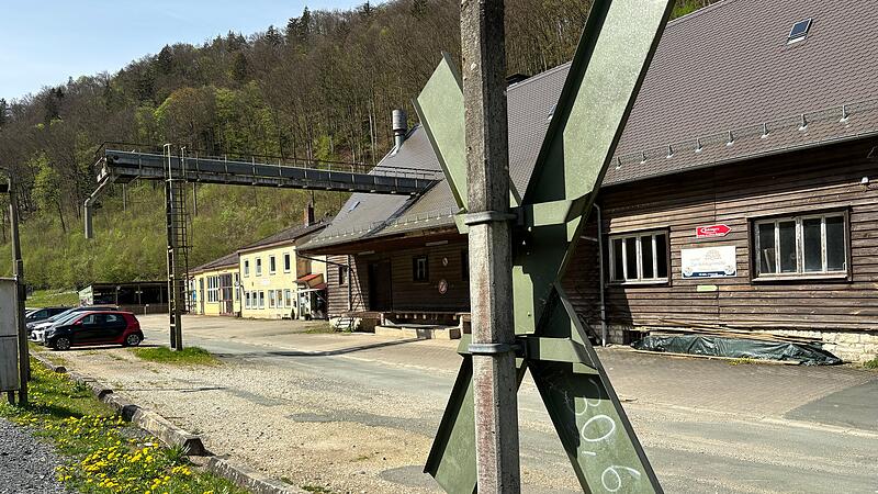 Der alte Bahnhof in Behringersm&uuml;hle verf&auml;llt langsam, aber stetig. Der Landkreis Forchheim arbeitet an einem Konzept, um den Ort wieder mit Leben zu f&uuml;llen.