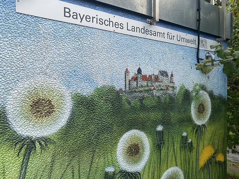 Das Bayerische Landesamt f&uuml;r Umwelt hat eine Mess-Station in der Lossaustra&szlig;e. Als die etwas freundlicher gestaltet werden sollte, fiel die Wahl auf eine Abbildung der Veste.