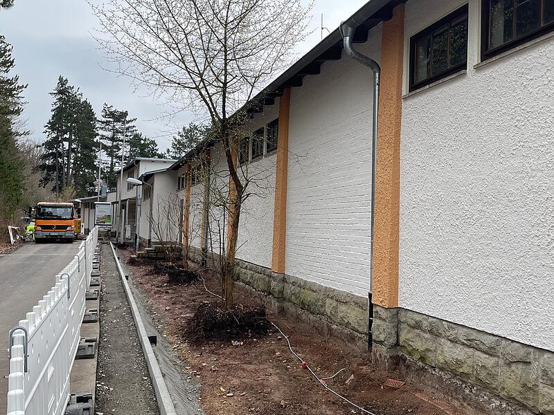 Die Fassade des Eingangsgebäudes erstrahlt in denselben Farben wie zur Eröffnung vor 72 Jahren.Das Terrassenschwimmbad in Bad Kissingen ist generalsaniert worden Die Fassade des Eingangsgebäudes erstrahlt in denselben Farben wie zur Eröffnung vor 72 Jahren.
