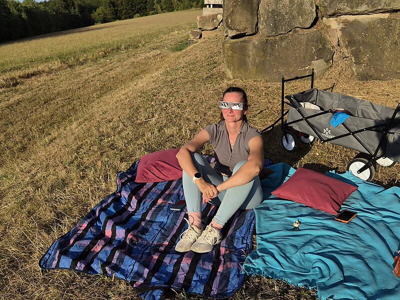 An der Grillh&uuml;tte Edelruh in Bad Br&uuml;ckenau haben am 12. August 2026 Interessierte die Sonnenfinsternis beobachtet.