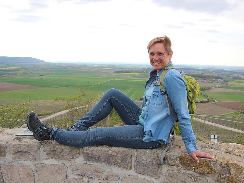 Direkt am Steigerwaldrand macht Gabi L&ouml;sch gerne Rast. Der &bdquo;Frankenblick&ldquo; bei Abtswind ist daf&uuml;r wie geschaffen.