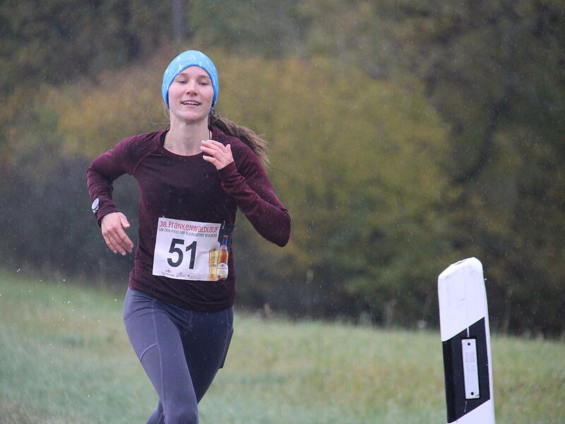 Trotz nasskaltem Herbstwetter lie&szlig;en sich die Sportler den Spa&szlig;  beim 38. Frankenwaldlauf der LG Ludwigschorgast nicht vermiesen.