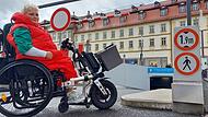 Sandra Bauer kommt diese Kante an der Tiefgarage am Maxplatz nicht hoch.