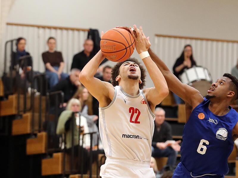 Der Bamberger Darius Yohe (l.) wird von Isaac Obanor gefoult.