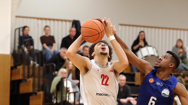 Der Bamberger Darius Yohe (l.) wird von Isaac Obanor gefoult.
