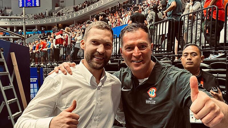 Wiedersehen mit einem alten Bekannten: Matthias Steger (re.) traf in Jakarta auf Janis Strelnieks, der zwischen 2014 und 2017 das Trikot von Brose Bamberg trug.