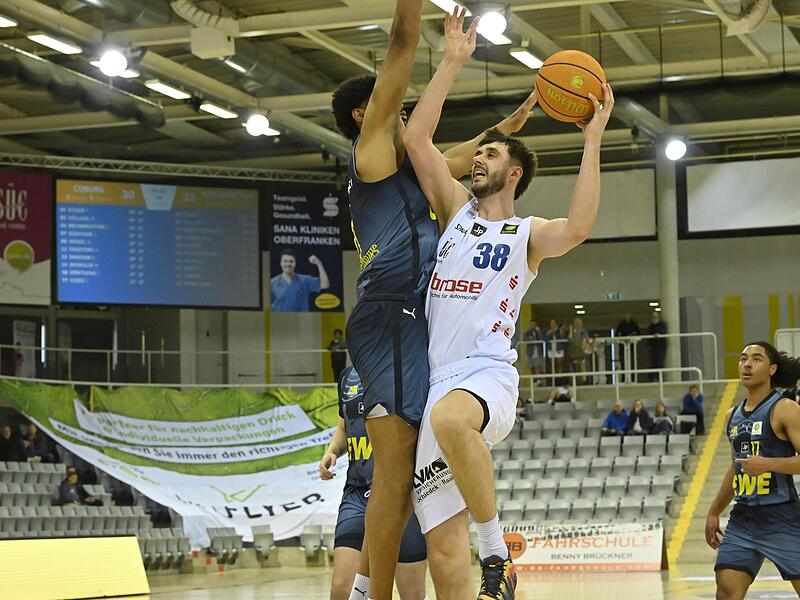 BBC-Center Finn D&ouml;ntgens (mit Ball) stellte mit 22 Punkten eine neue Karrierebestleistung auf.